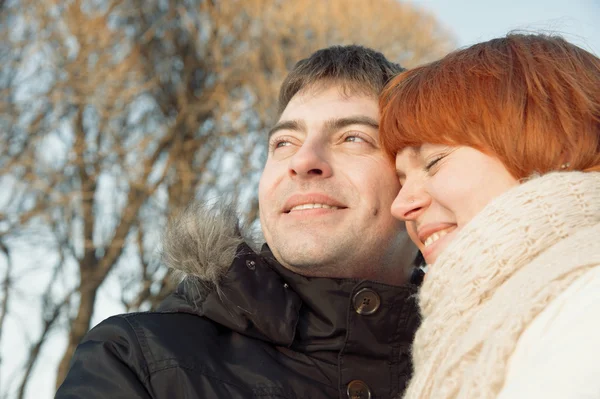 Retrato de casal feliz no parque de inverno Fotos De Bancos De Imagens Sem Royalties