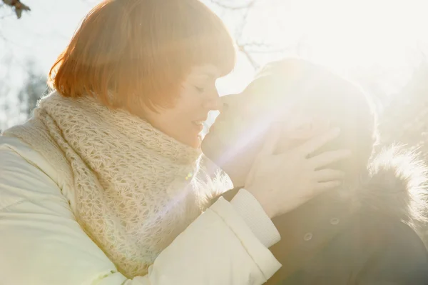Casal beijando no parque ensolarado Imagens De Bancos De Imagens