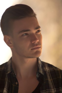 SÜ parlak ışık City'de genç moda adamla baş portresi