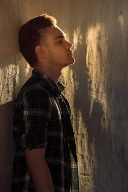 C duvarın yanında duran parlak güneş ışıkları rüya adam