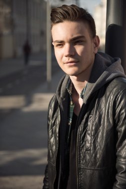 Adam gülümseme portre şehir Caddesi üzerinde açık