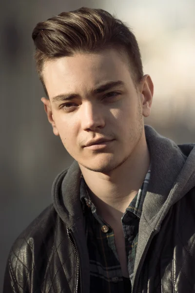 Man portrait  outdoor in city with blur buildings — Stock Photo, Image