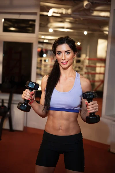 Mujer con pesas en el gimnasio — Foto de Stock