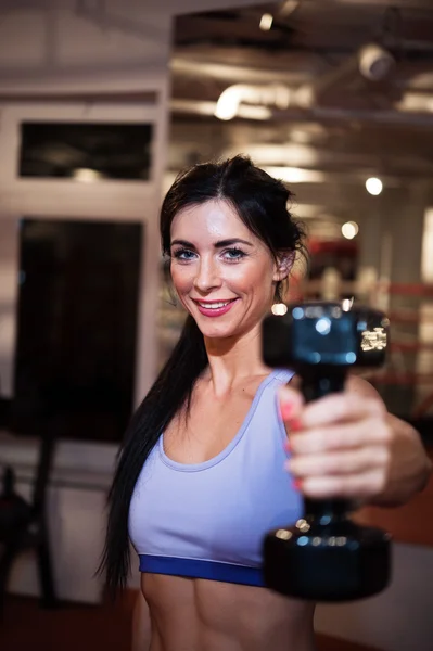 Mujer con pesas en el gimnasio — Foto de Stock