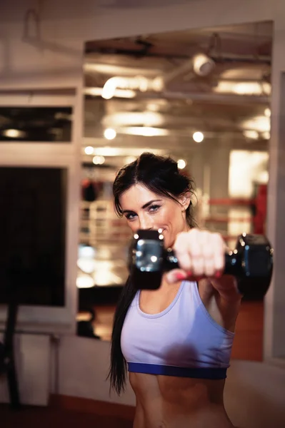 Fit mujer mostrar peso en el gimnasio Imágenes de stock libres de derechos