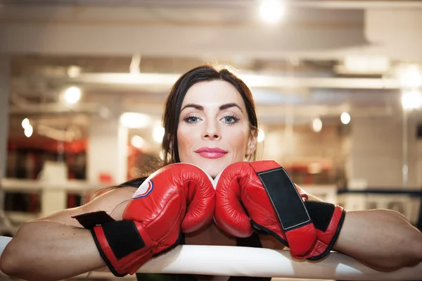 Vrouw staand met bokshandschoenen Stockafbeelding