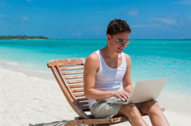 adam laptop ile rahatlatıcı