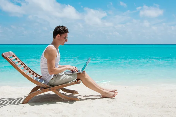 Man avkopplande med laptop — Stockfoto