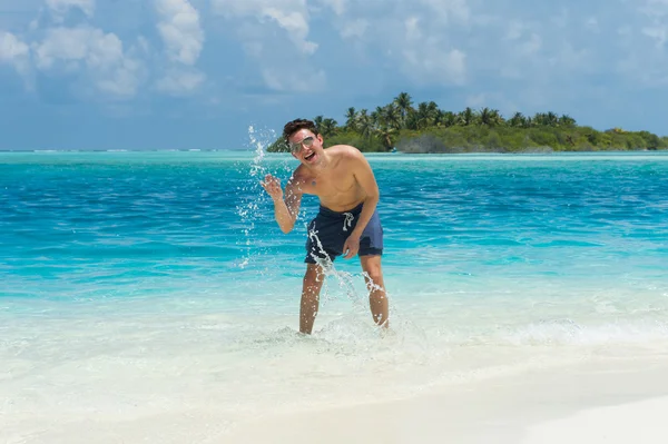 Uomo spruzzi d'acqua — Foto Stock