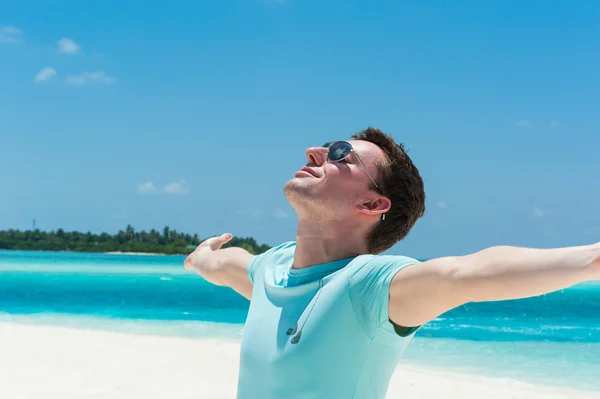 Hombre relajándose en la playa — Foto de Stock