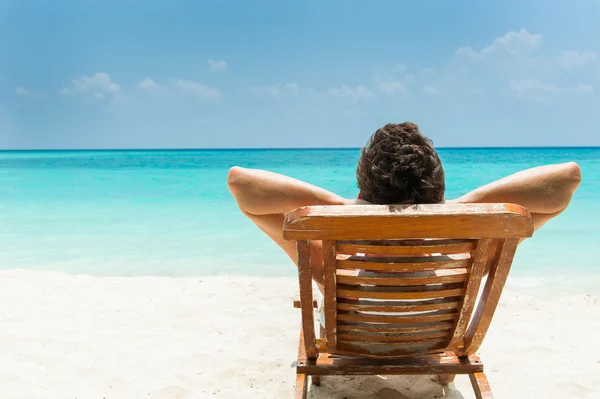 Homem descansando na praia — Fotografia de Stock