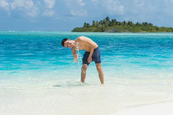 El hombre salpica el agua — Foto de Stock