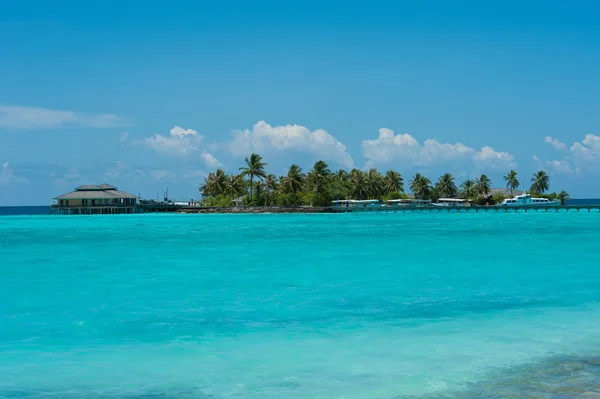 Island with yacht — Stock Photo, Image
