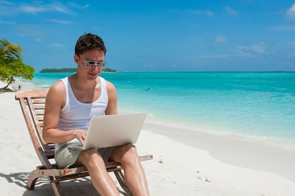 Man met zonnebril — Stockfoto