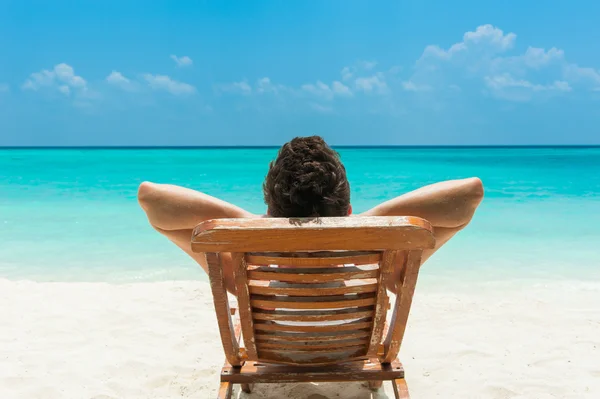 Mężczyzna odpoczynek na plaży — Zdjęcie stockowe