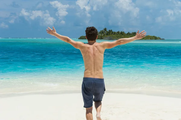 Man som springer på stranden — Stockfoto