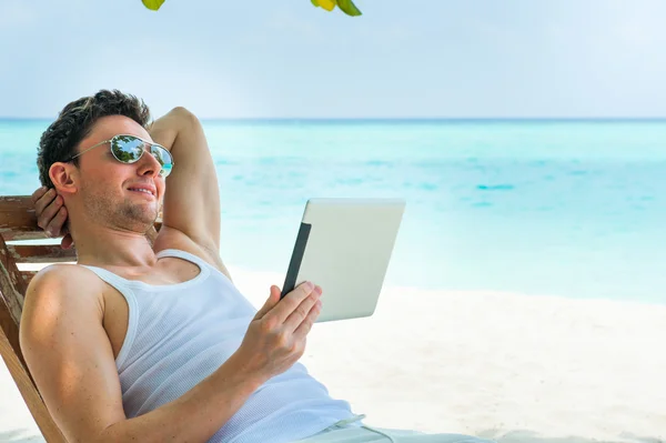 Homem relaxante na praia — Fotografia de Stock