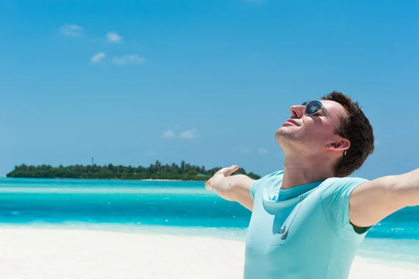 Man avkopplande på stranden — Stockfoto