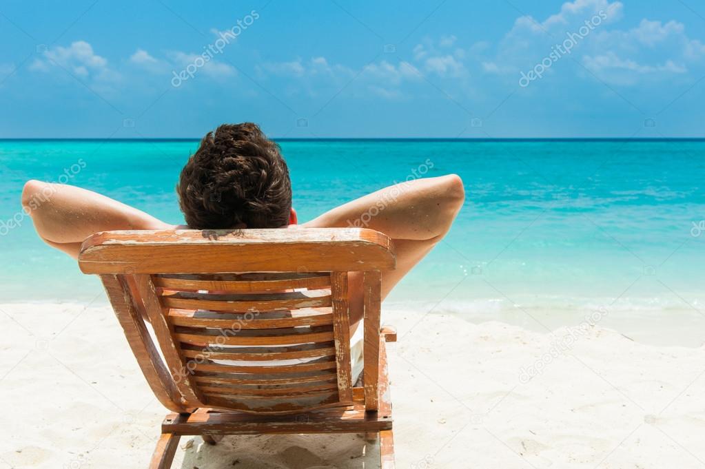 homem descansando na praia — Fotografias de Stock © maxsaf #54788495