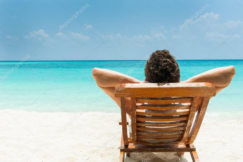 Imágenes: descansando | hombre descansando en la playa — Foto de stock