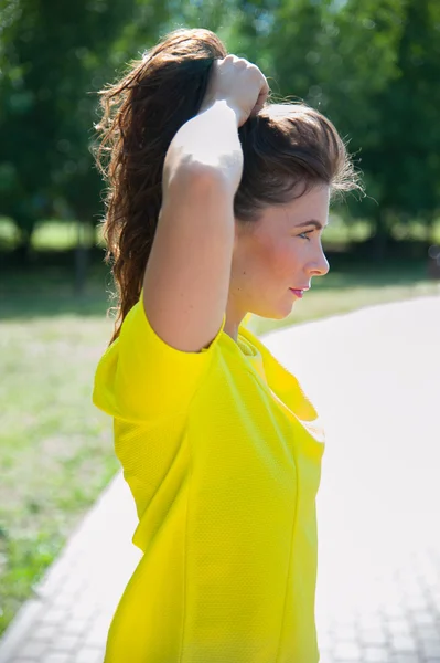 Deporte mujer con el pelo largo — Foto de Stock