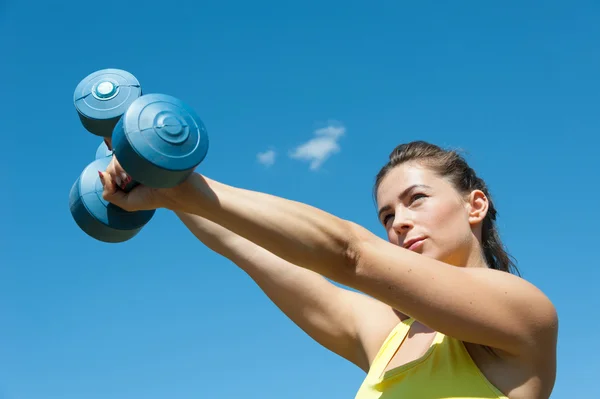 Spor kadın dumbbells ile — Stok fotoğraf