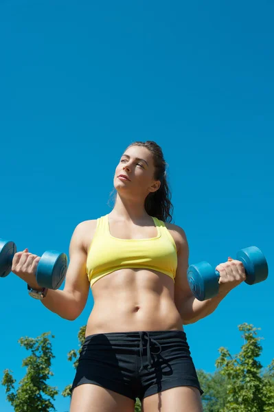 Spor kadın dumbbells ile germe — Stok fotoğraf