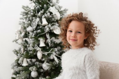 Noel ağacının yanındaki kız