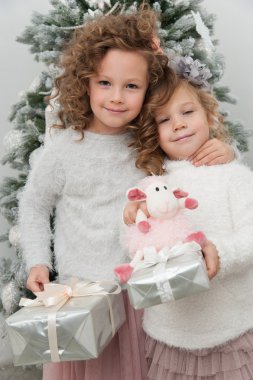 Hediyeler ile çocuk kız