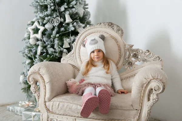 Menina perto da árvore de Natal — Fotografia de Stock