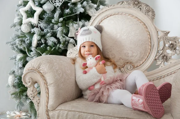 Κορίτσι κοντά στο χριστουγεννιάτικο δέντρο — Φωτογραφία Αρχείου