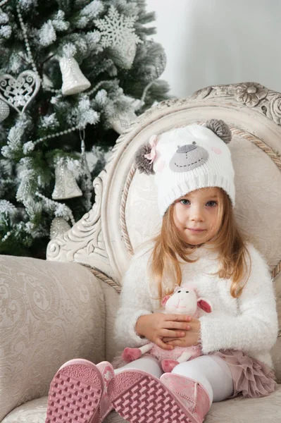 Menina perto da árvore de Natal — Fotografia de Stock