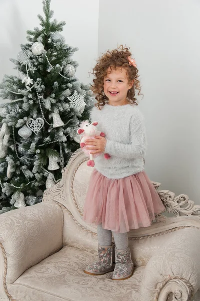 Chica cerca de árbol de Navidad — Foto de Stock