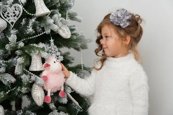 Dívka s hračka ovce — Stock fotografie