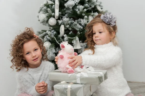 Lányok közelében karácsonyfa — Stock Fotó