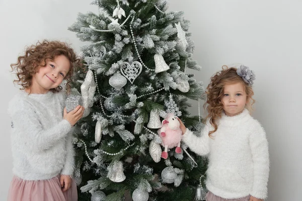 Meninas perto de árvore de natal — Fotografia de Stock