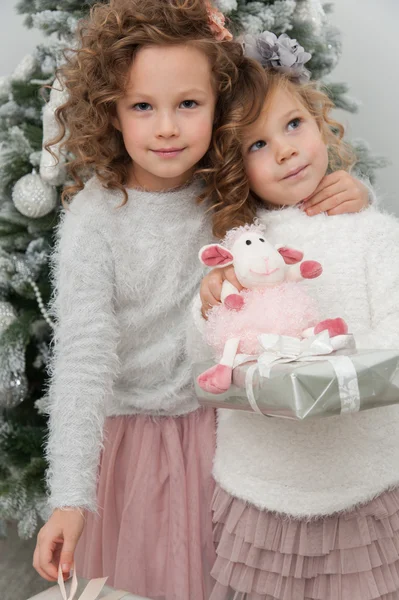 Mädchen in der Nähe von Weihnachtsbaum — Stockfoto