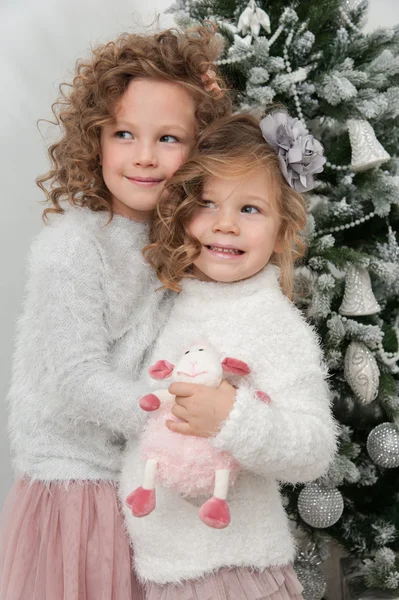 Τα κορίτσια κοντά χριστουγεννιάτικο δέντρο — Φωτογραφία Αρχείου