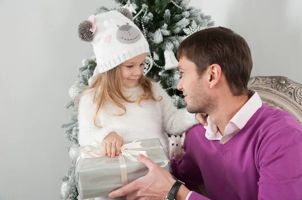 Ojciec i córka na Boże Narodzenie — Zdjęcie stockowe