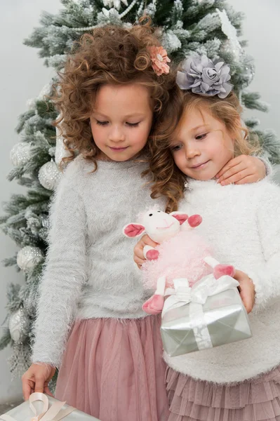 Menina meninas com presentes — Fotografia de Stock