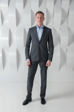 Kendine güvenen iş adamı