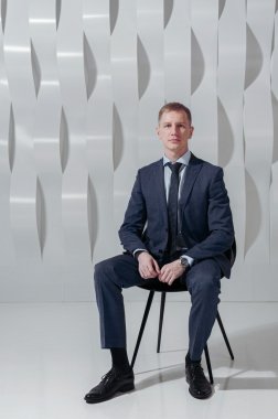 İş adamı sandalyeye oturur