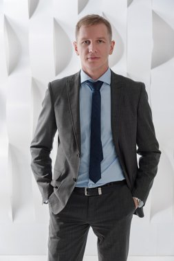 Kendine güvenen iş adamı