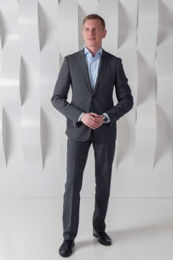 Kendine güvenen iş adamı