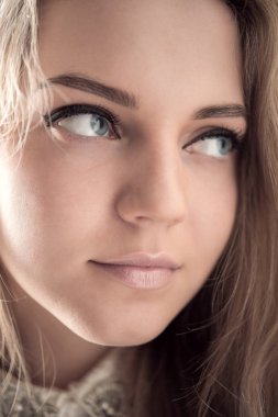 İri gözlü çekici kadın