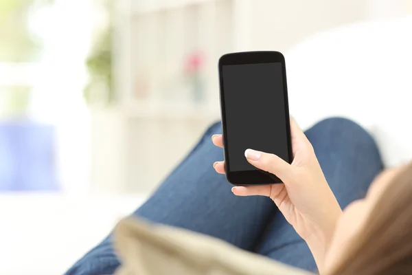 Ragazza utilizzando e mostrando uno schermo del telefono vuoto — Foto Stock