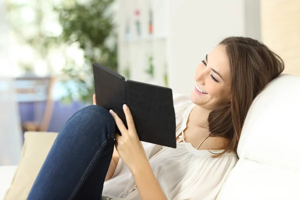 Relaxado mulher lendo um ebook — Fotografia de Stock