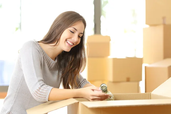 Woman packing or unpacking moving home — Stock Photo, Image