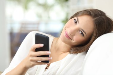 Bir akıllı telefon kullanan güzel kadın