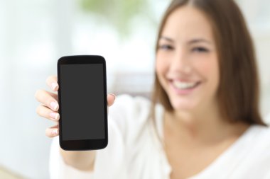 Boş telefon ekranını göstermeyi ev kadını